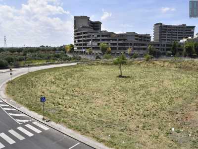 La strada � un po� sopraelevata rispetto al resto del rione e da una sorta di ponte/cavalcavia � quindi possibile ammirare il �panorama� di Poggiofranco. Qui dove cemento e verde convivono in sintonia, alla periferia di Bari